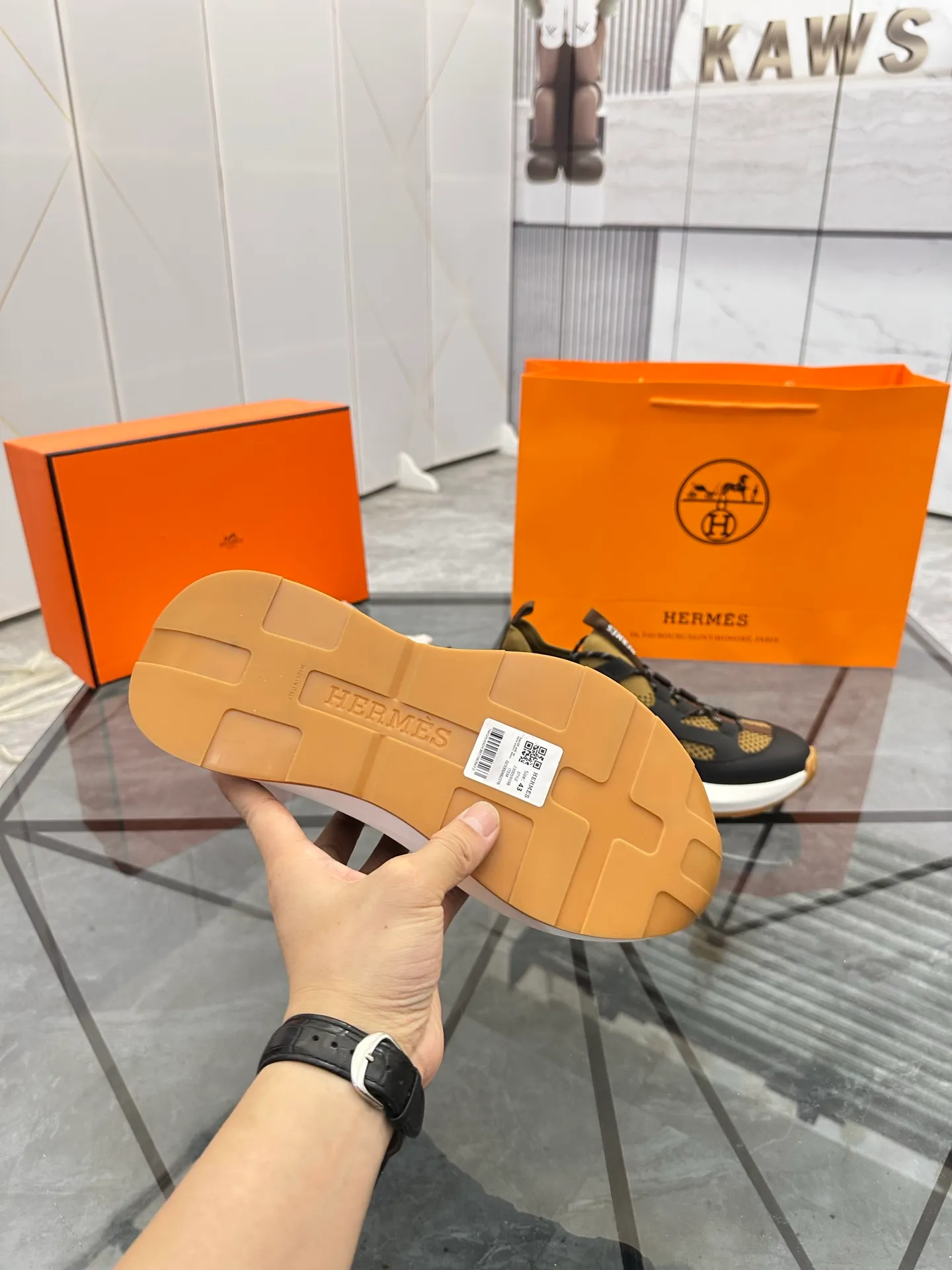 Men's shoes for sale 💰: 💰P660¥ High-end top quality Product trademark: Hermes *"Hermès*" low-top casual shoes Regular size: 38-45 (can be customized to 46) Product materials: upper imported first-layer cowhide stitched with original fabric, original rubber sheet, breathable lining, cowhide foot pads, original outsole. No.: 001